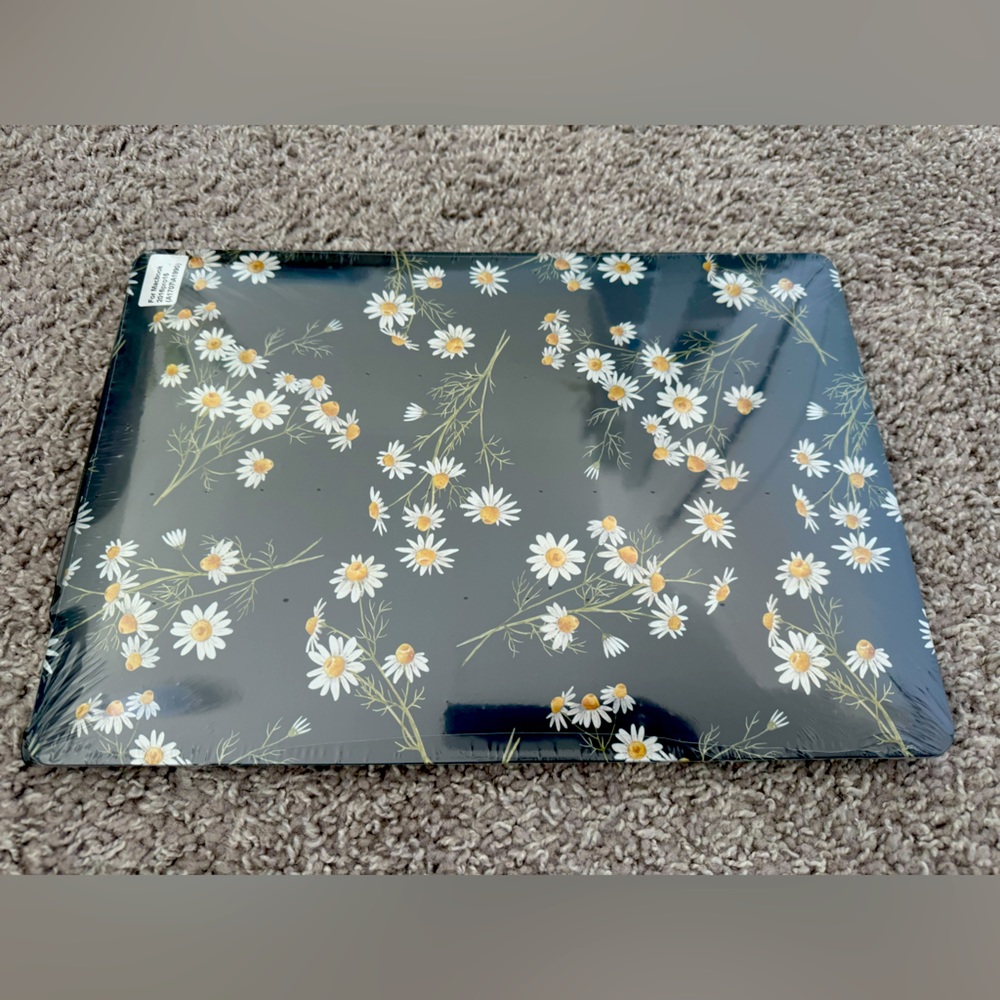 NWT MacBook Pro 15” Daisy Computer Case with keyboard cover - Picture 1 of 4